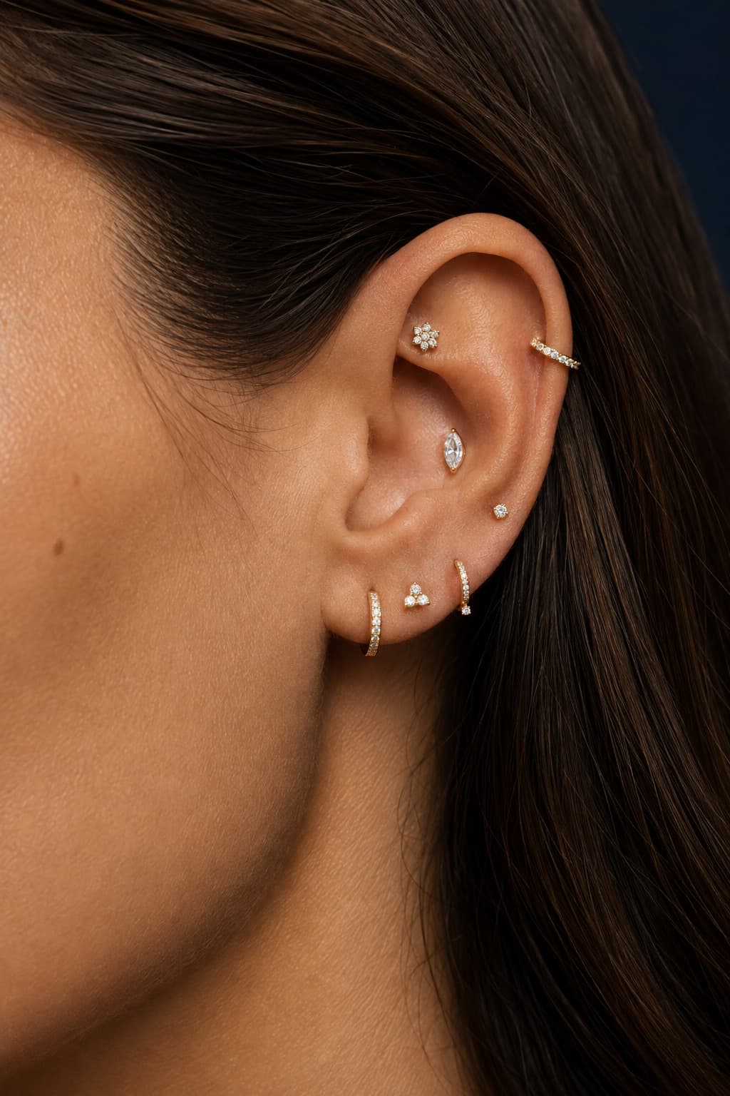 Composizione di piercing all'orecchio realizzata in studio